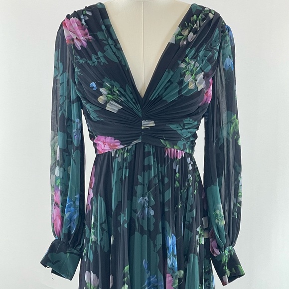 Badgley Mischka Pleated Gown, 8 - Picture 6 of 16